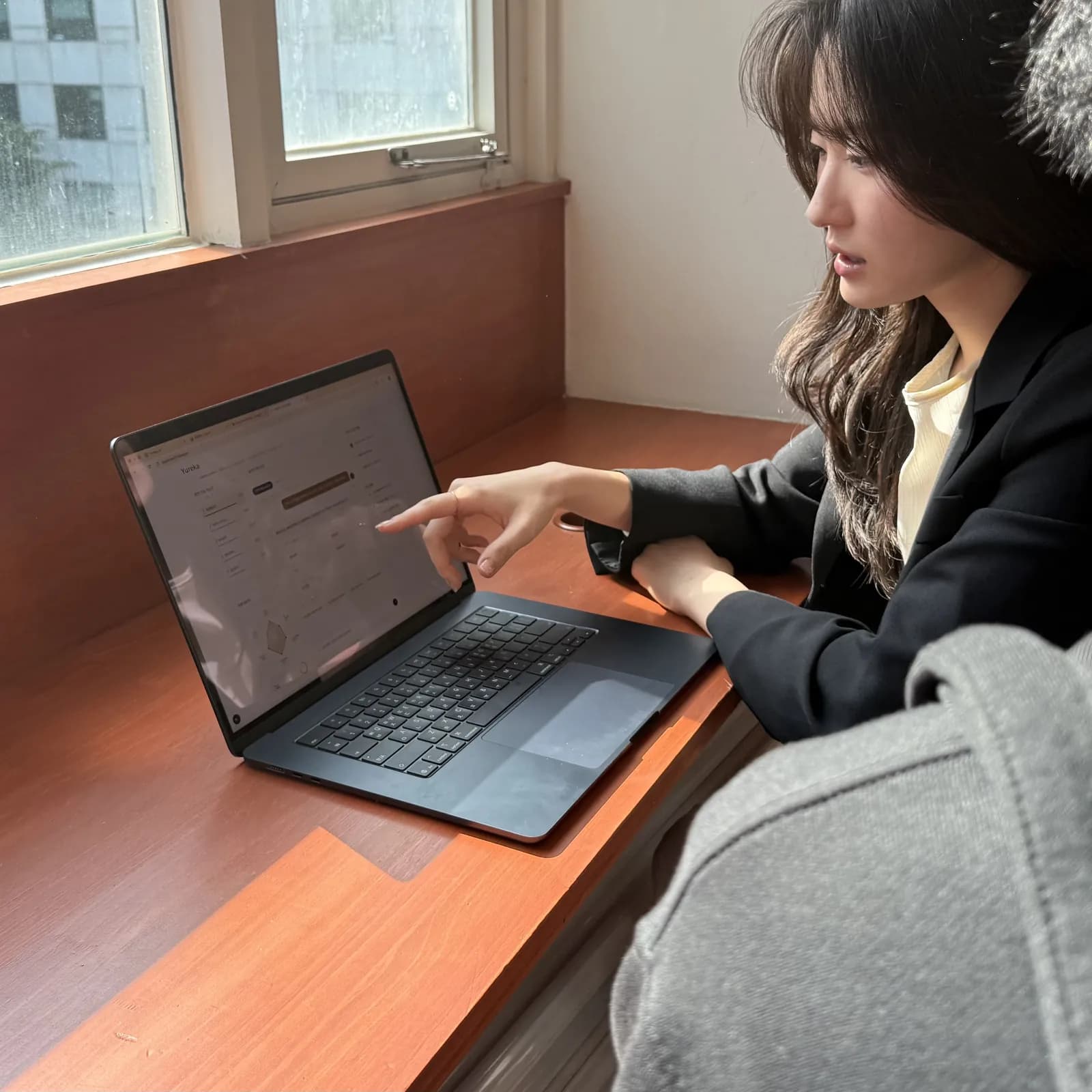 멘토와 학생이 노트북으로 학습 기록을 함께 보는 모습