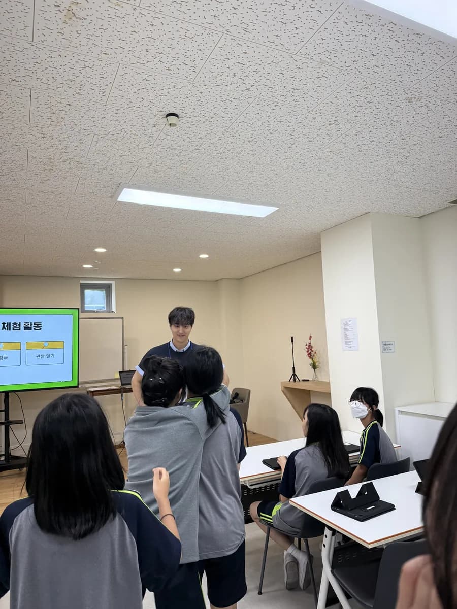 소그룹 교실에서 멘토가 학생들과 이야기하는 모습