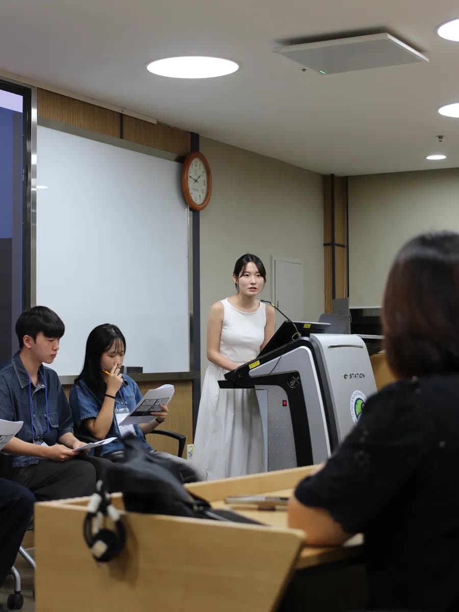 대학 강의실 단상에서 멘토가 학생들에게 이야기하는 모습