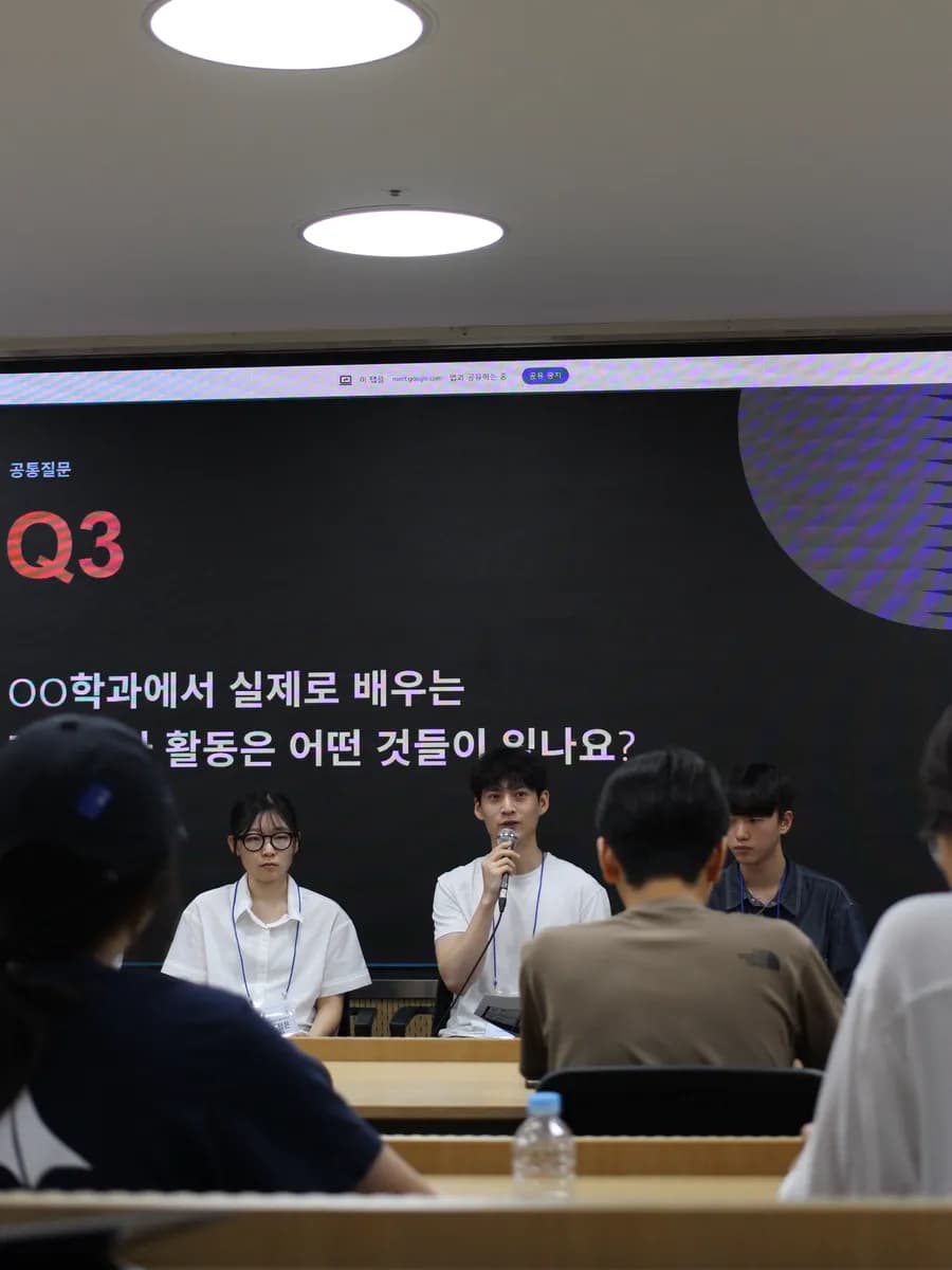 간담회에서 멘토들이 화면의 질문에 마이크로 답하는 모습