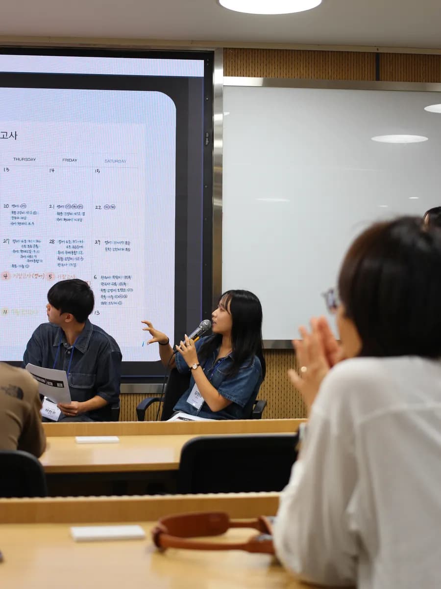 멘토가 화면의 학습 계획표를 가리키며 설명하는 모습