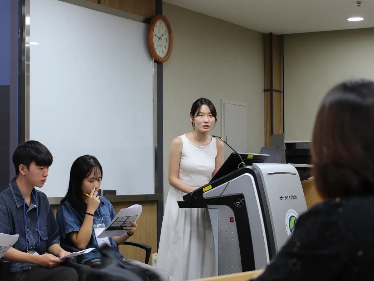 대학 강의실에서 멘토가 단상에 서서 학생들에게 이야기하는 모습