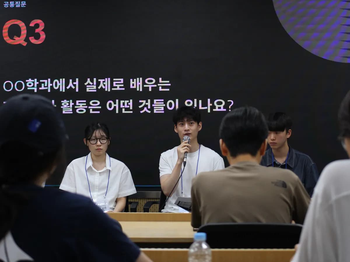 간담회에서 멘토들이 화면의 공통 질문에 마이크로 답하는 모습
